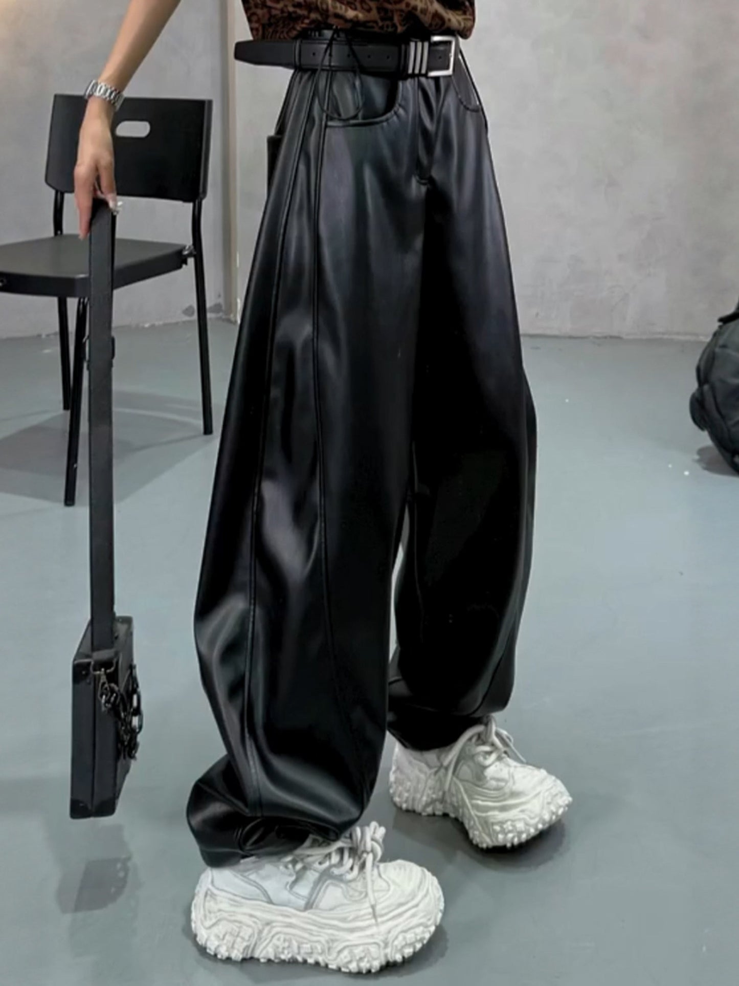 ブラック裏起毛ワイドPUレザーパンツ（AVN015）