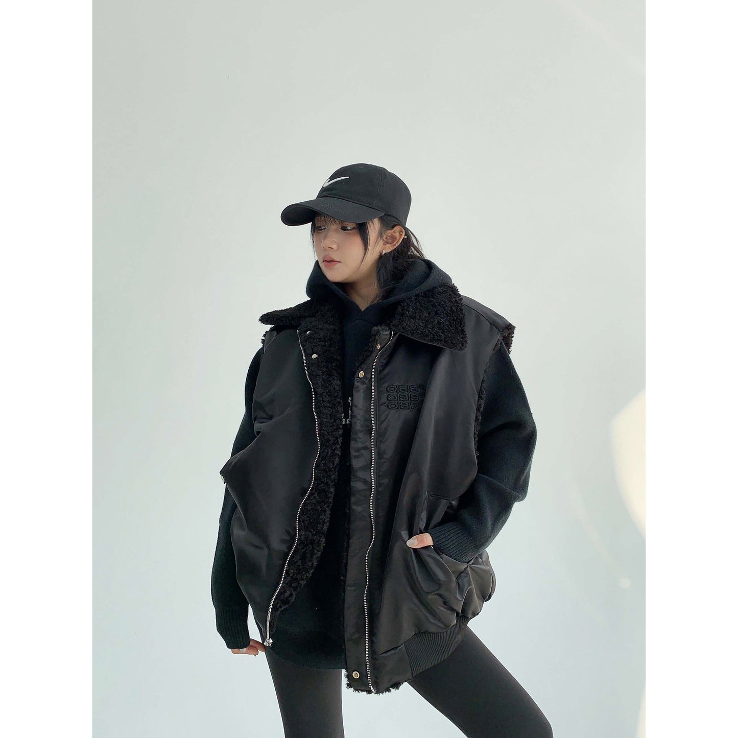 刺繍入り 双面着用 ボア中綿ベスト（ブラック）（AVN067）