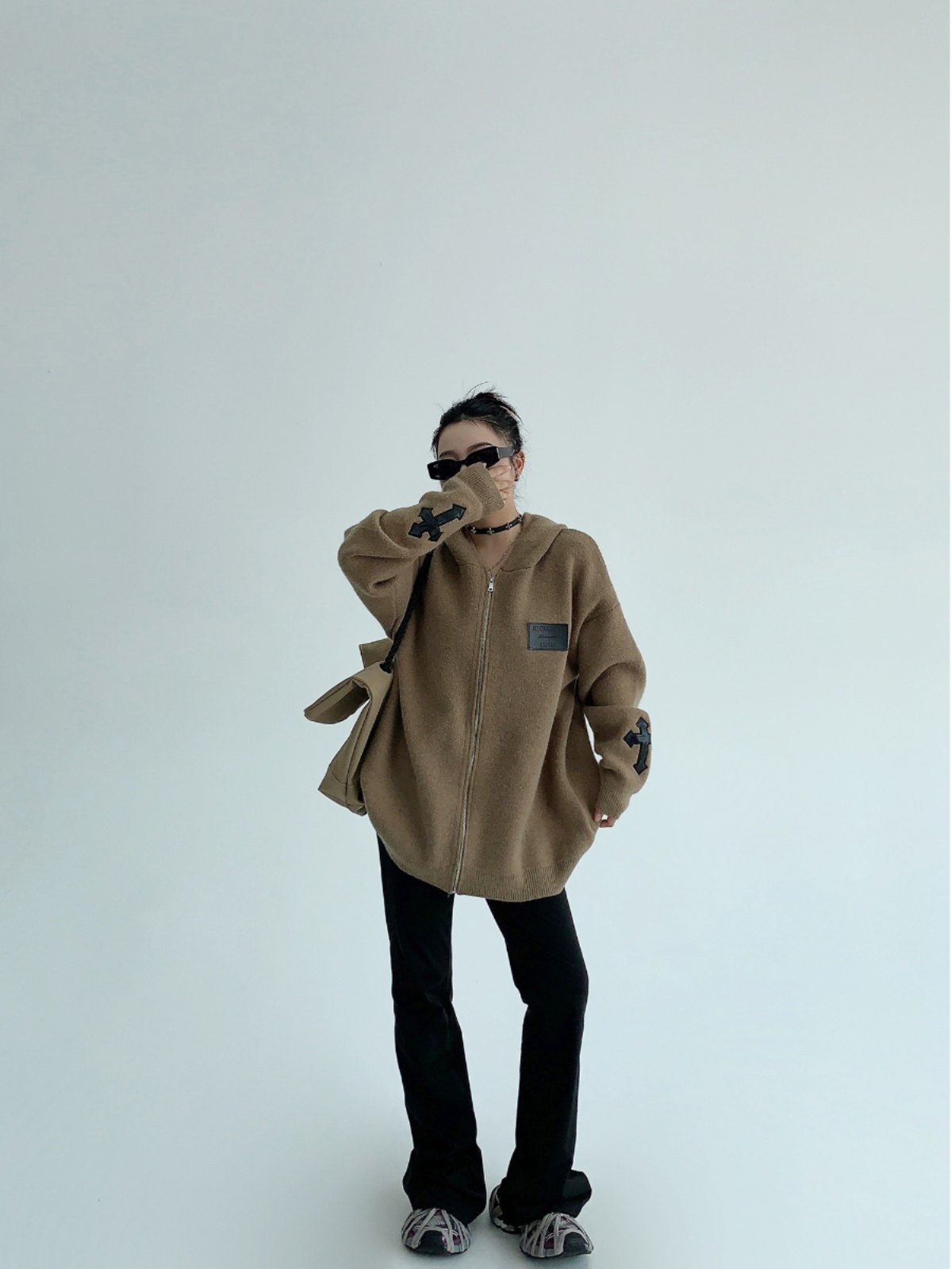 刺繍パッチ付き オーバーサイズ ニットフーディ外套（AVN059）