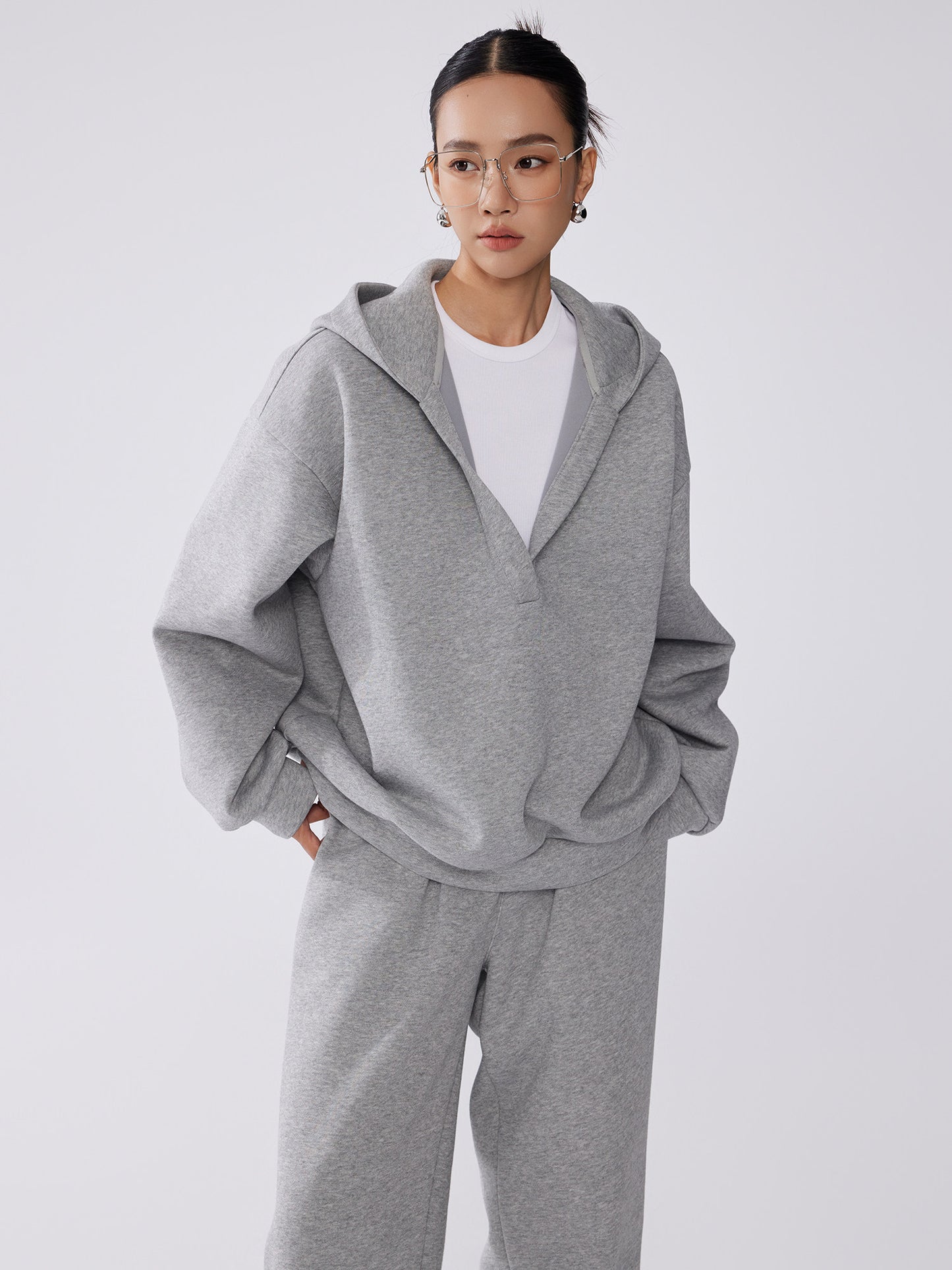 Vネックフーディ＋ジョガーパンツ（別売り）（AVN037）