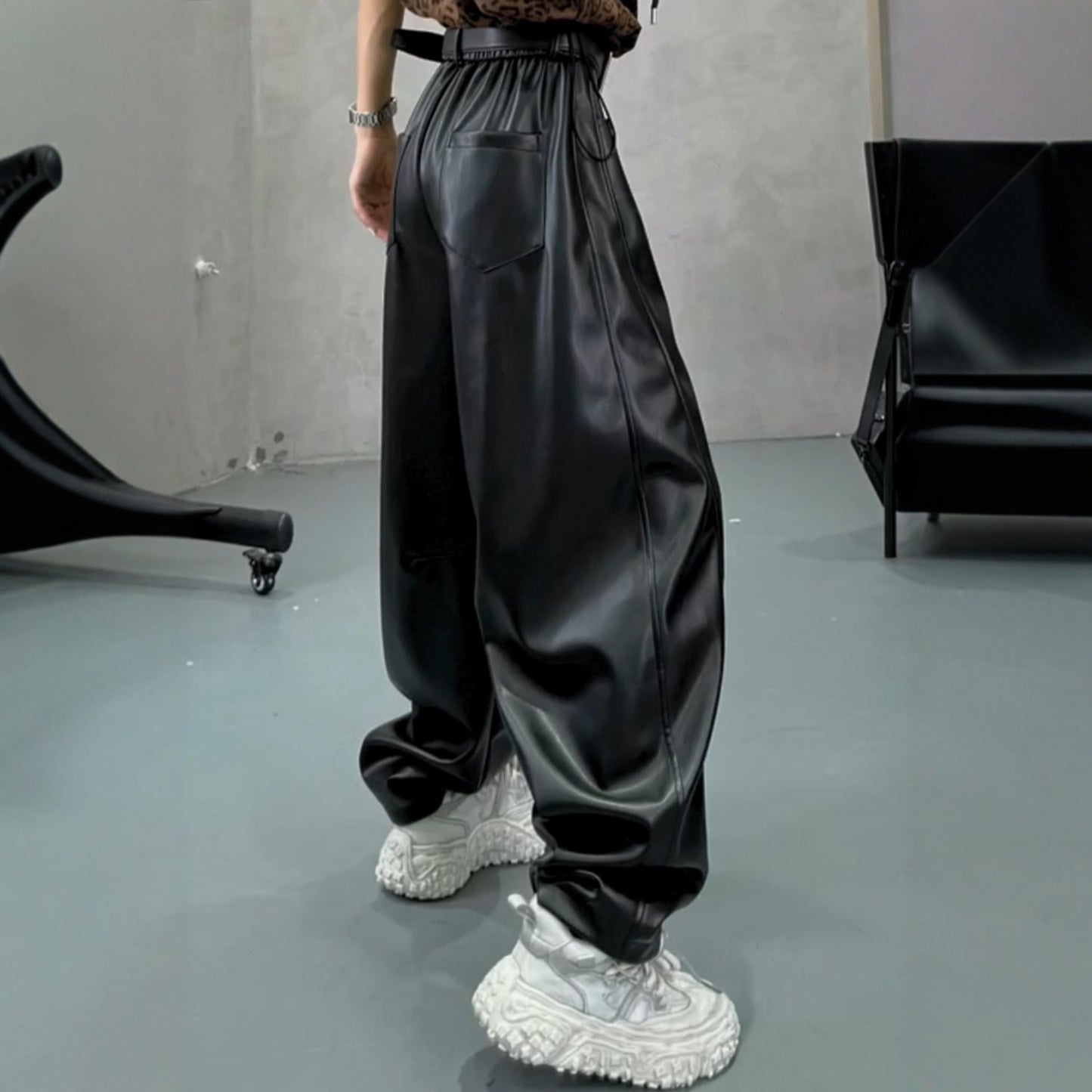 ブラック裏起毛ワイドPUレザーパンツ（AVN015）