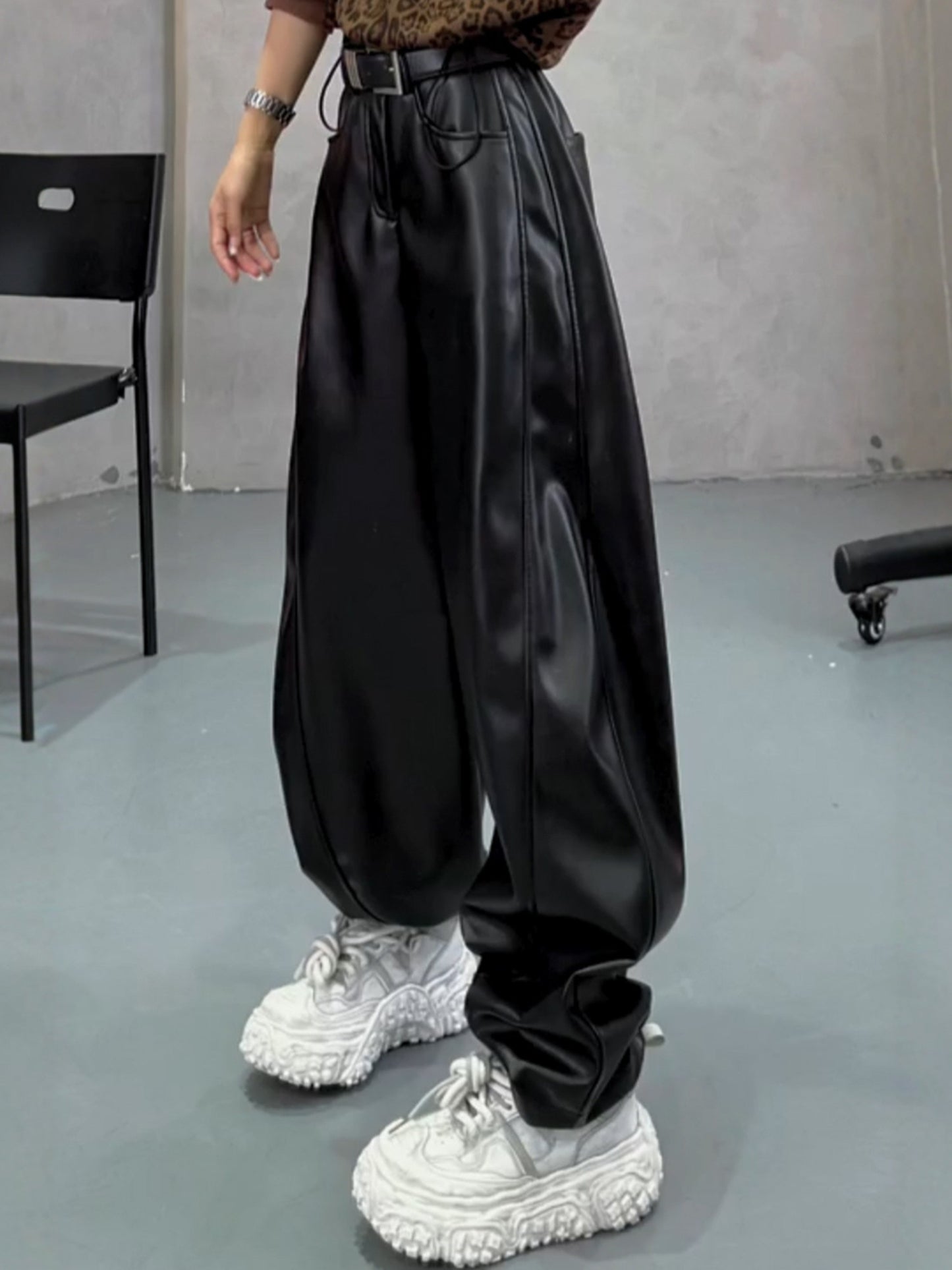 ブラック裏起毛ワイドPUレザーパンツ（AVN015）
